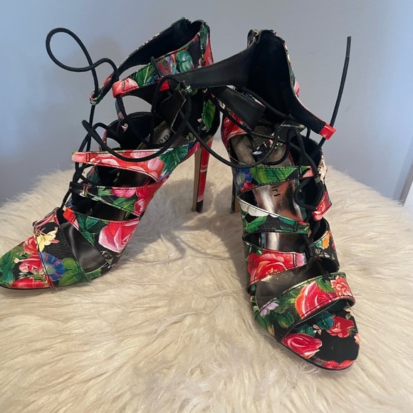 Never Worn/NWOT: Madden Girl “Raceyyy” Strappy Floral Sandals, Size 7 - Picture 2 of 7